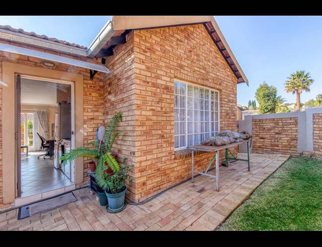 2 BEDROOM TOWNHOUSE SOLD IN HONEYDEW MANOR
